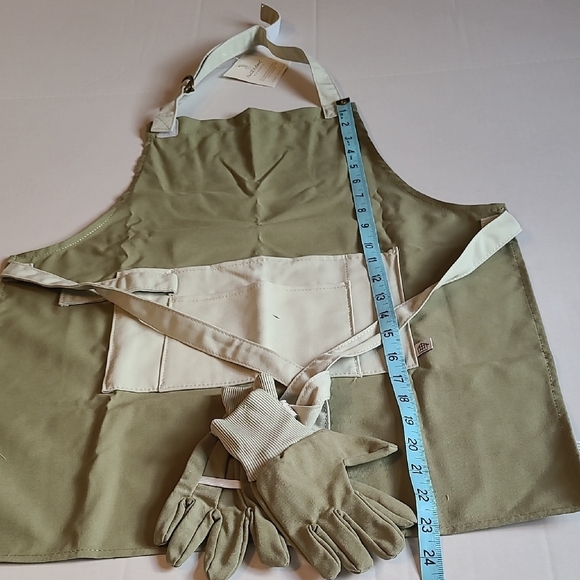 Hearth & Hand With Magnolia Kids Tan Gardening Apron With Gloves, Pocket NWOT - Picture 7 of 10